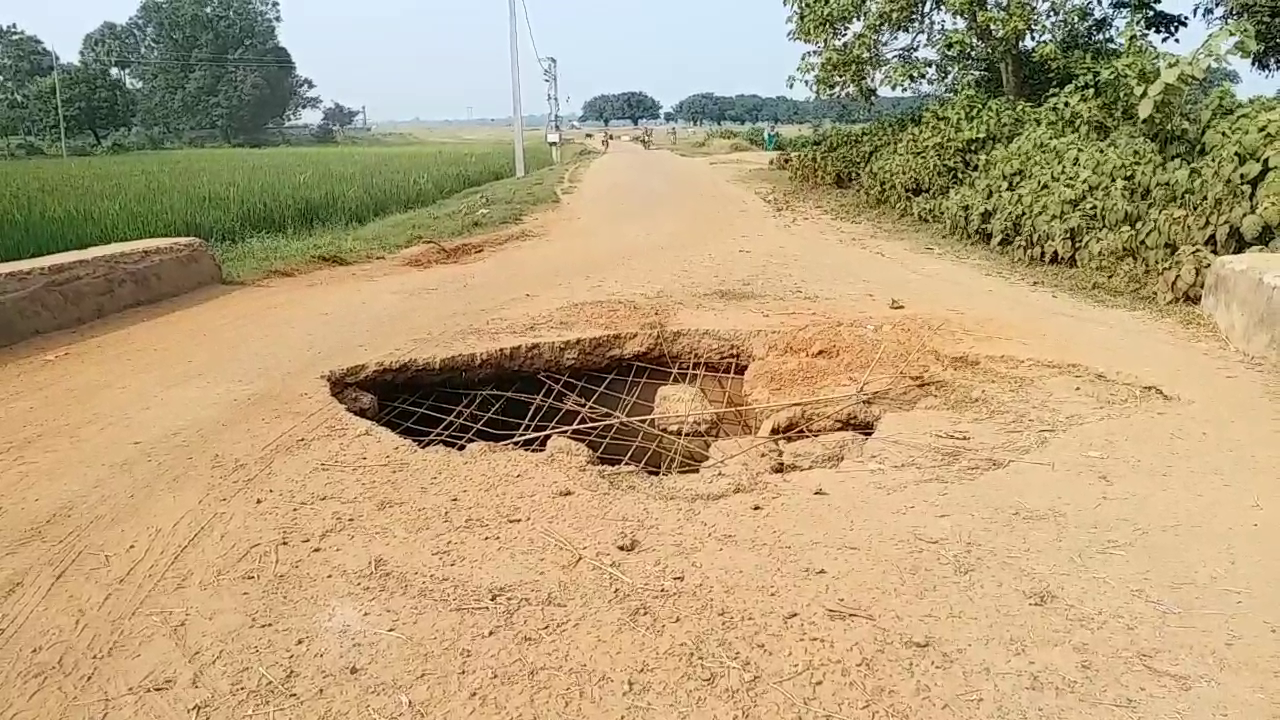 bad-condition-of-road-in-minister-alamgir-alams-assembly-seat-pakur