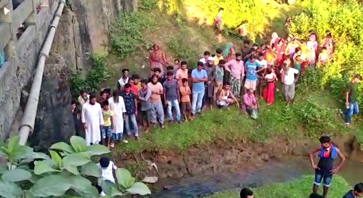 এখন দলঙৰ কাষৰ দ' খাৱৈত বুধবাৰে বিয়লি বাহনখন দ' খাৱৈত বাগৰি পৰে