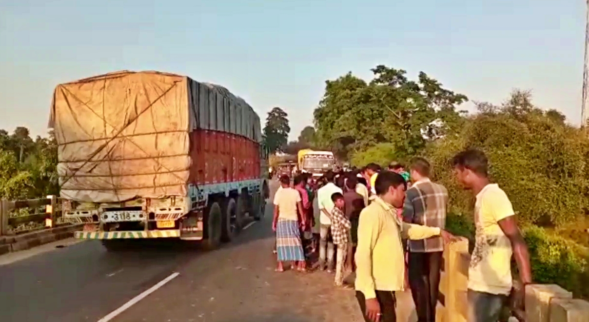 ধুবুৰীৰ গৌৰীপুৰ থানা এলেকাৰ অন্তৰ্গত পানবাৰী অঞ্চলত 31 নং ৰাষ্ট্ৰীয় ঘাইপথত দুৰ্ঘটনাটো সংঘটিত হয়