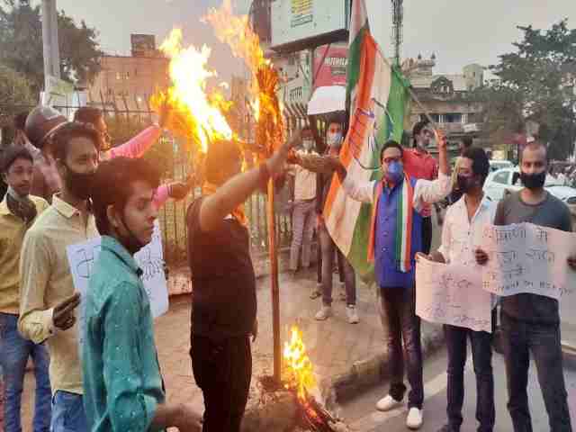 congress burns effigy of haryana cm  in jamshedpur