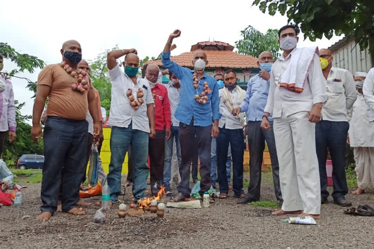 कांदा निर्यातबंदी उठवण्यासाठी गळ्यात कांद्याची माळ घालून आंदोलन