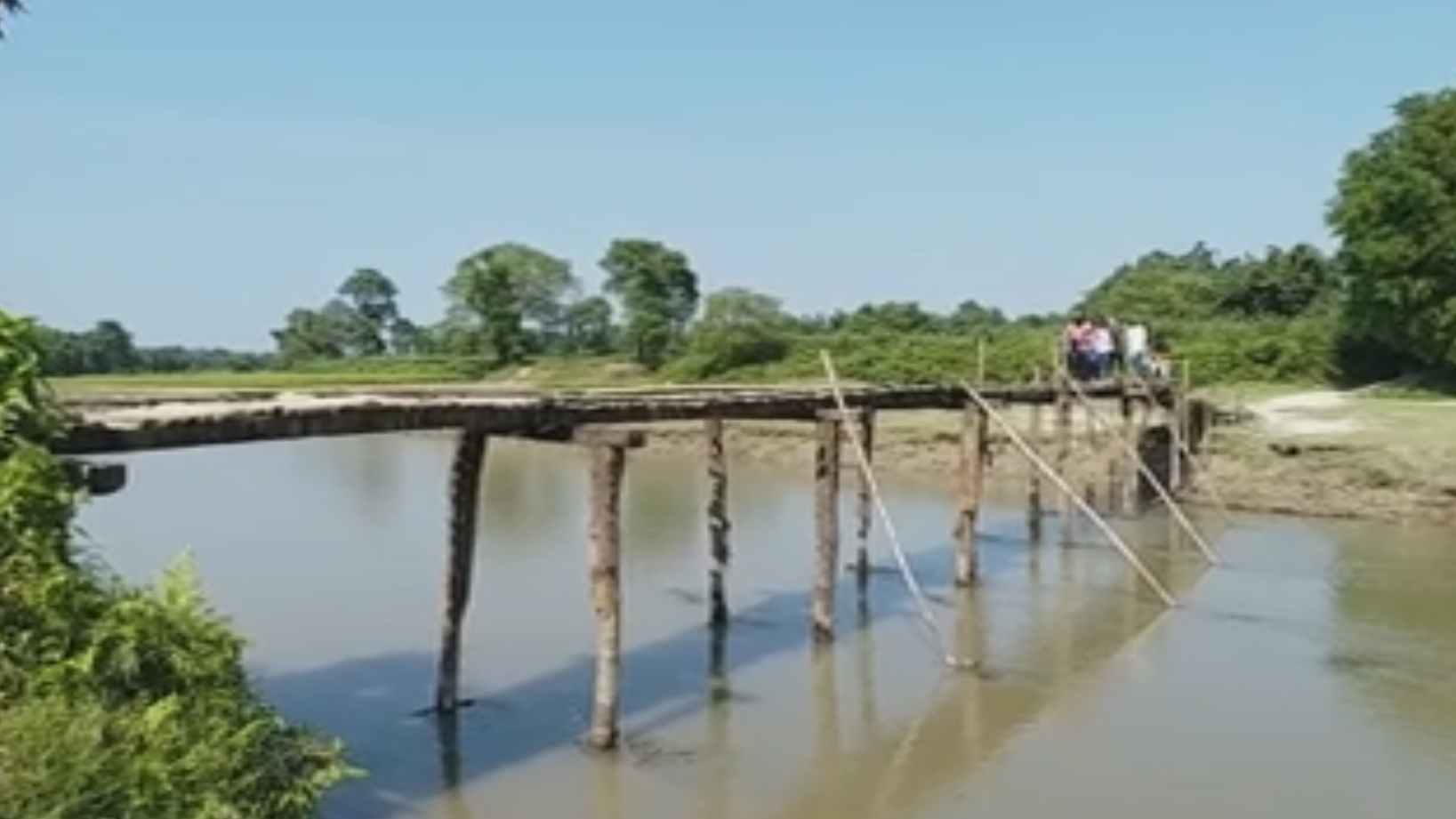 ডাউৱাগুৰীত মৰণফান্দত পৰিণত হৈছে এখন বাঁহৰ দলং