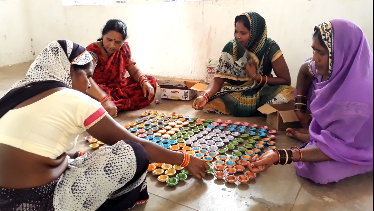 self helped group women making Diya from cow dung in BILASPUR