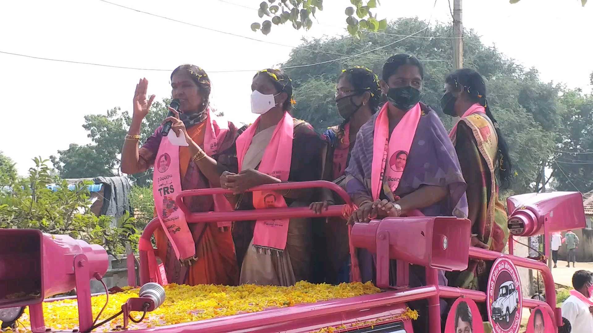 medak-mla-padma-devendar-reddy-election-campaign-in-doulthabad-mandal-of-siddipeta-district