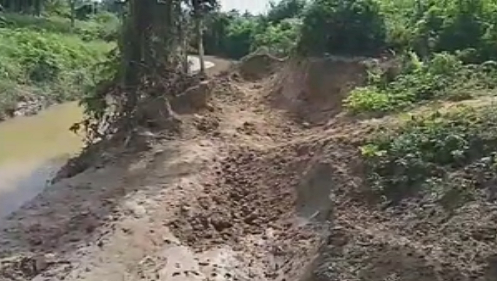 Illegal mining at Tiok near puthi river embankment