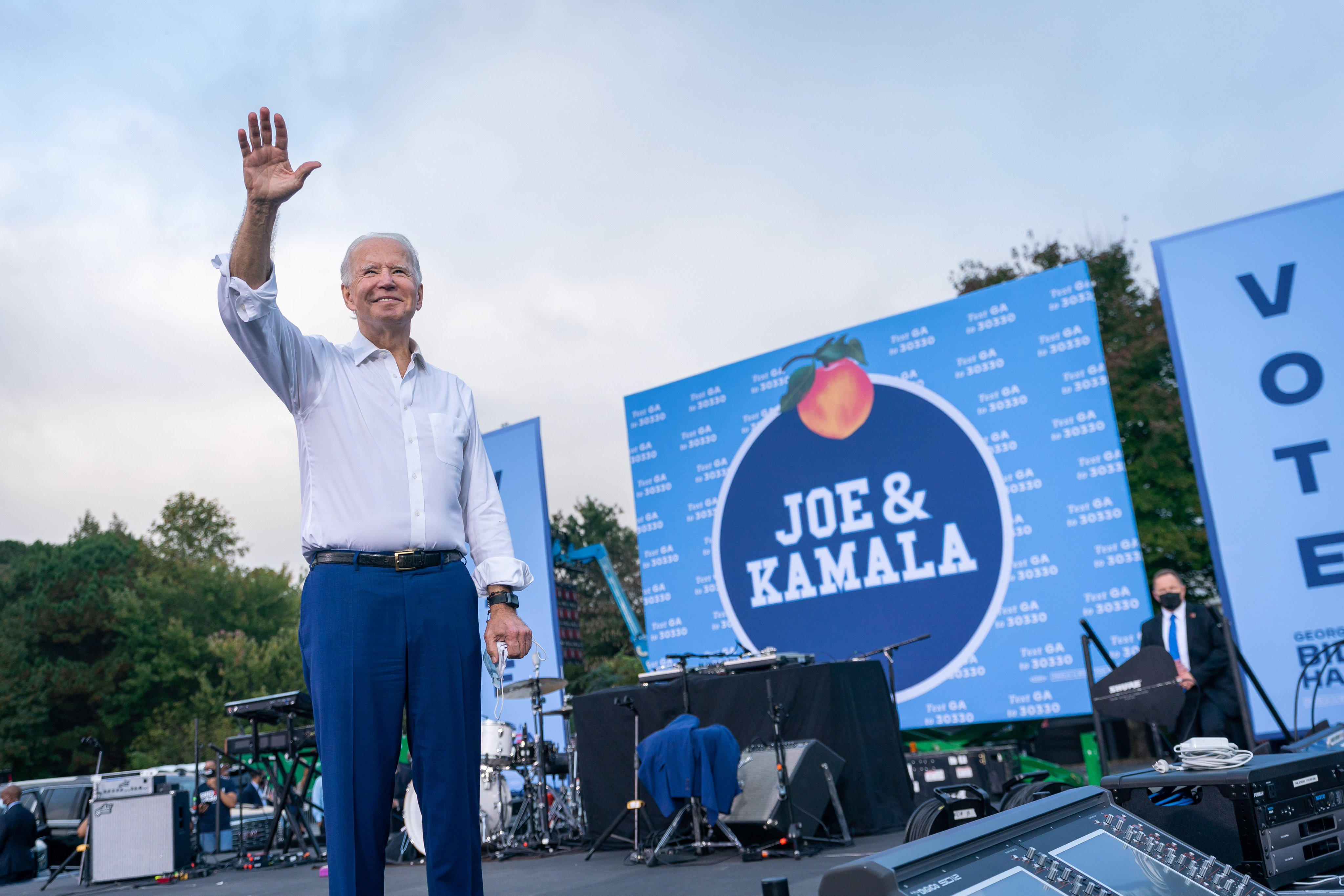 Biden leads Trump by 10 percentage points in pre-election poll: report