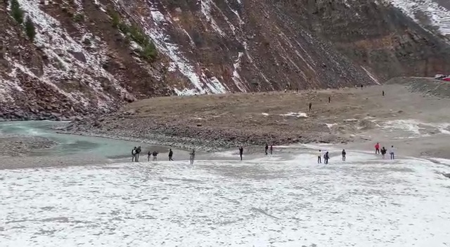 Lahaul sees influx of tourists with season's first snow