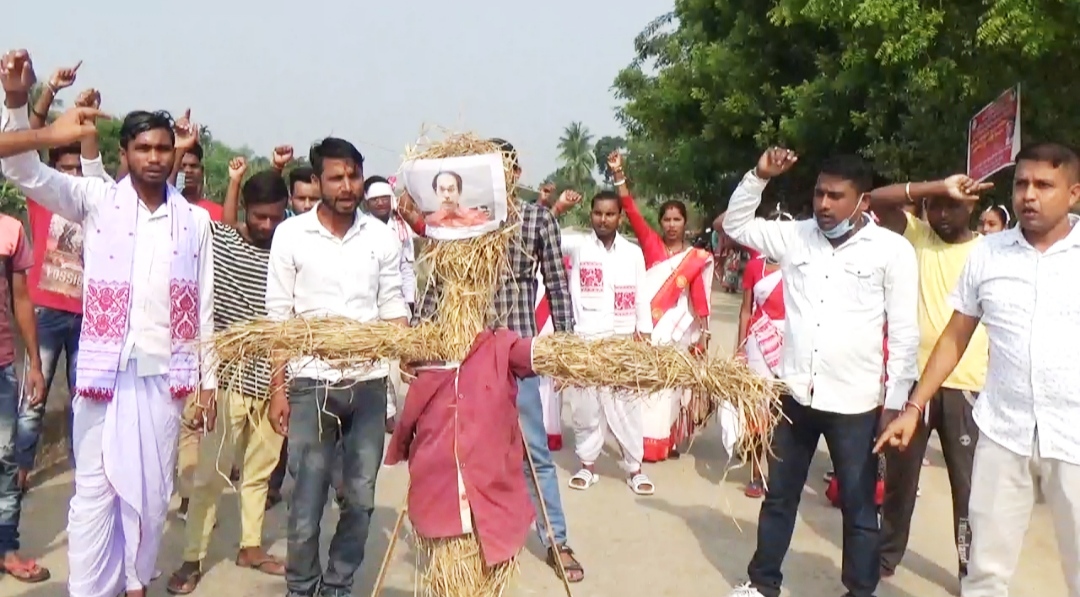 Protest against Arnab goswami's arrest in hojai assam etv bharat news