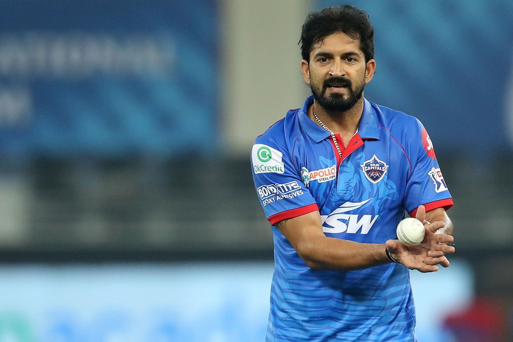 ipl-2020-dc-players-wear-black-armband-to-pay-respect-to-mohit-sharmas-father