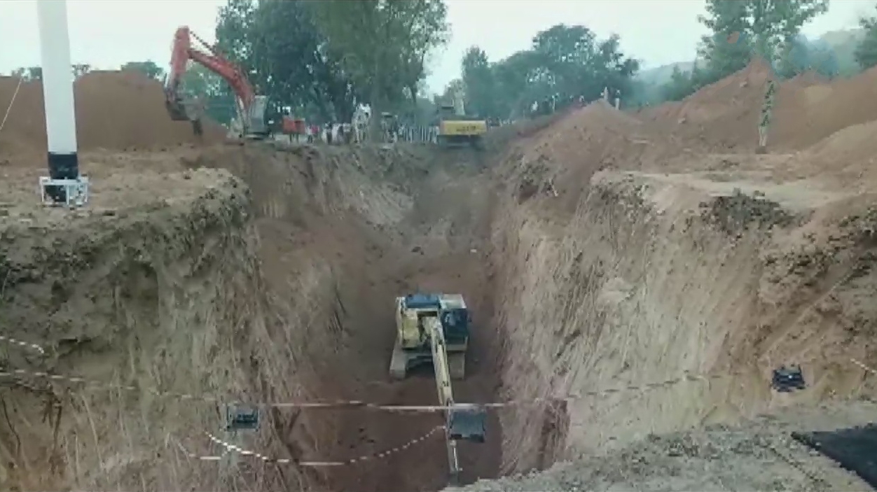 MP: Rescue operation still underway to save the 3-year-old boy, who fell into an open borewell at Niwari district