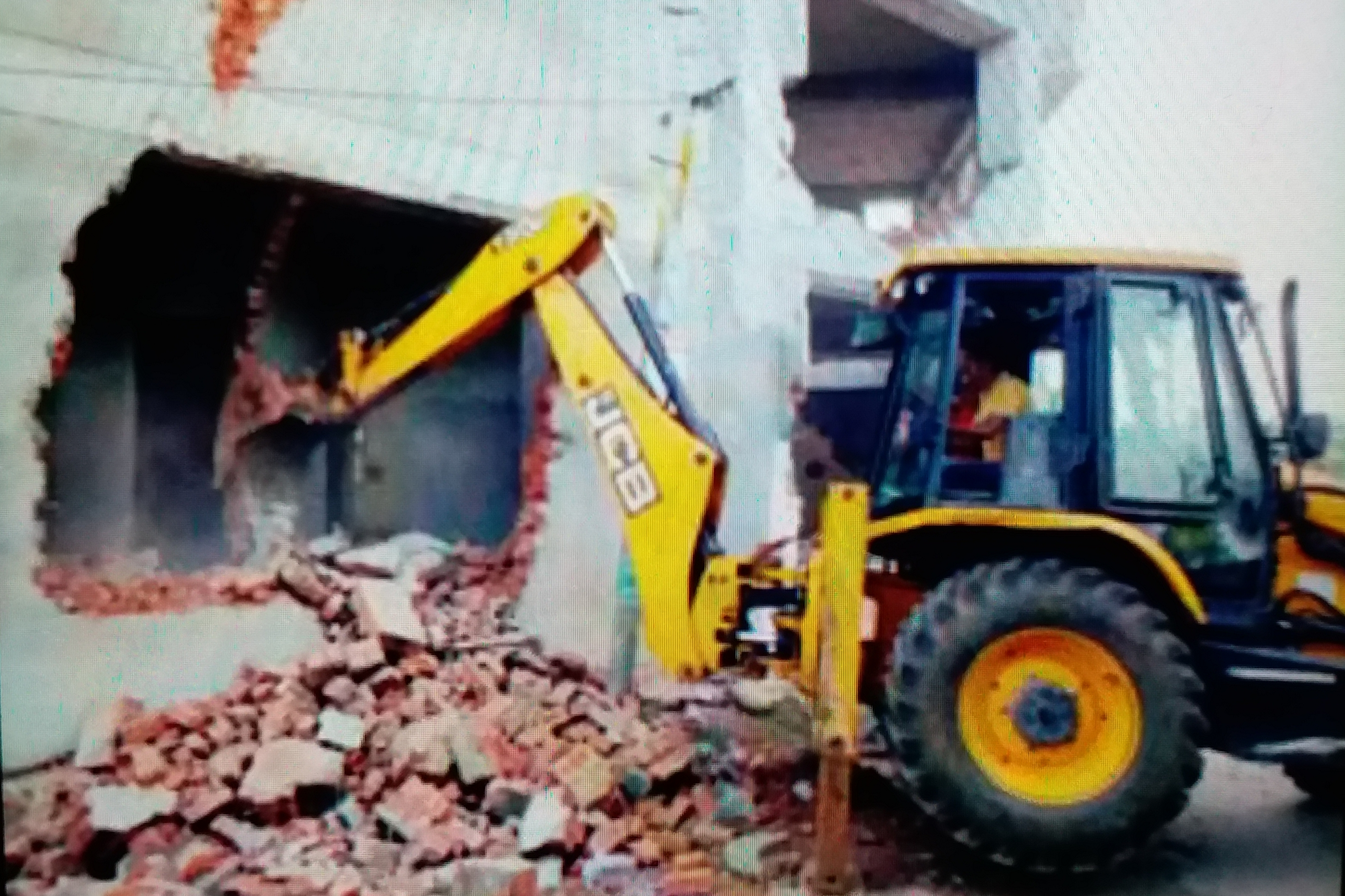 Demolition Drive Held By Municipal Council Budgam in Budgam town