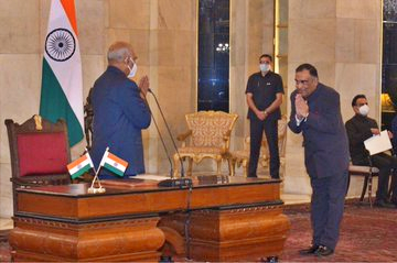 President Ram Nath Kovind administers the oath of office to Yashvardhan Kumar Sinha, Chief Information Commissioner