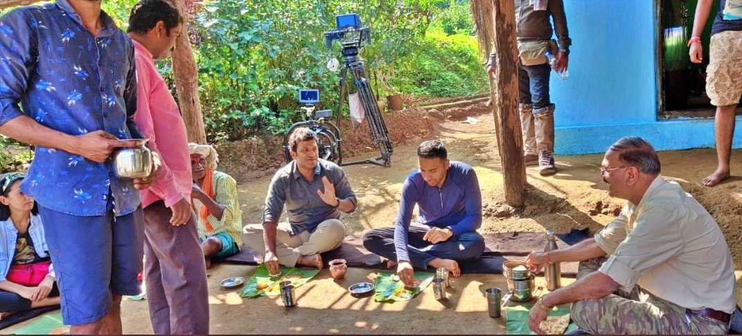 Puneet Raj Kumar having lunch at Dandeli's house