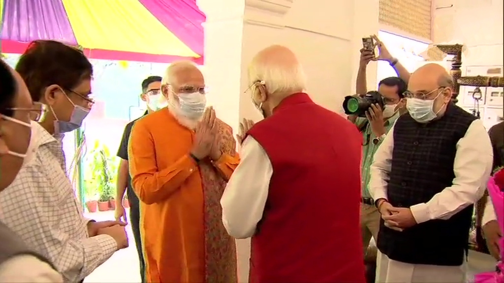 Prime Minister Narendra Modi visits senior BJP leader Lal Krishna Advani's residence to celebrate latter's birthday