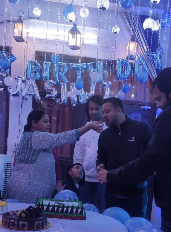 Tejashwi Yadav celebrated his birthday with  family