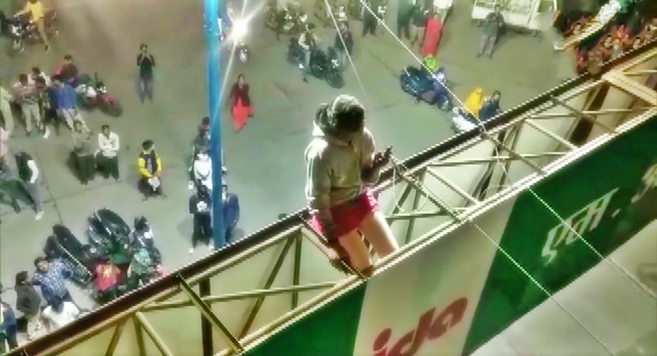 A girl climbed atop a hoarding at Bhandari Bridge in Indore's Pardesipura