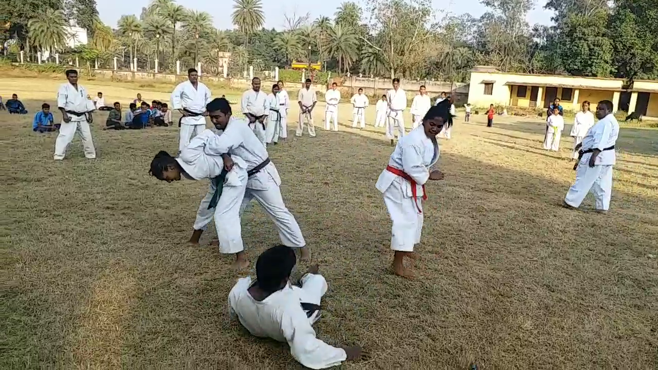 self-defense-training-is-being-given-to-girls-in-hazaribag