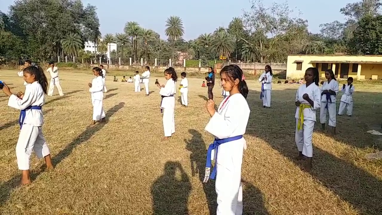 self-defense-training-is-being-given-to-girls-in-hazaribag