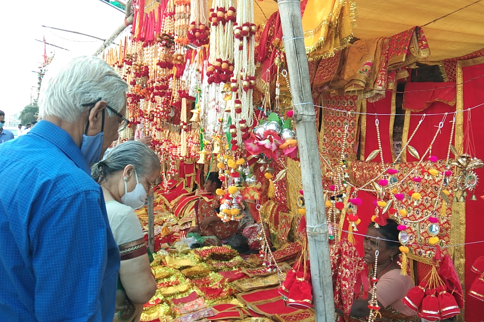 नहीं आ रहे आशा के अनुरुप ग्राहक