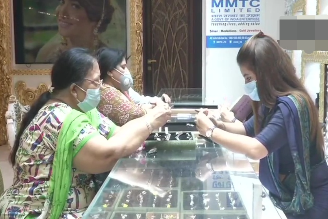 Women Buying Gold Ahead of Festival