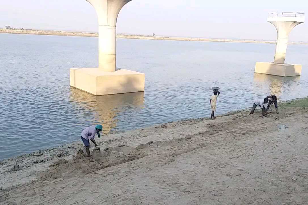 घाटों का निर्माण और सफाई का काम शुरु