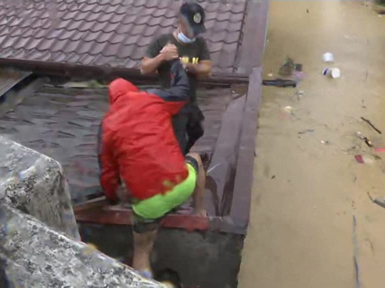 39 dead after typhoon leaves high water, mud in Philippines