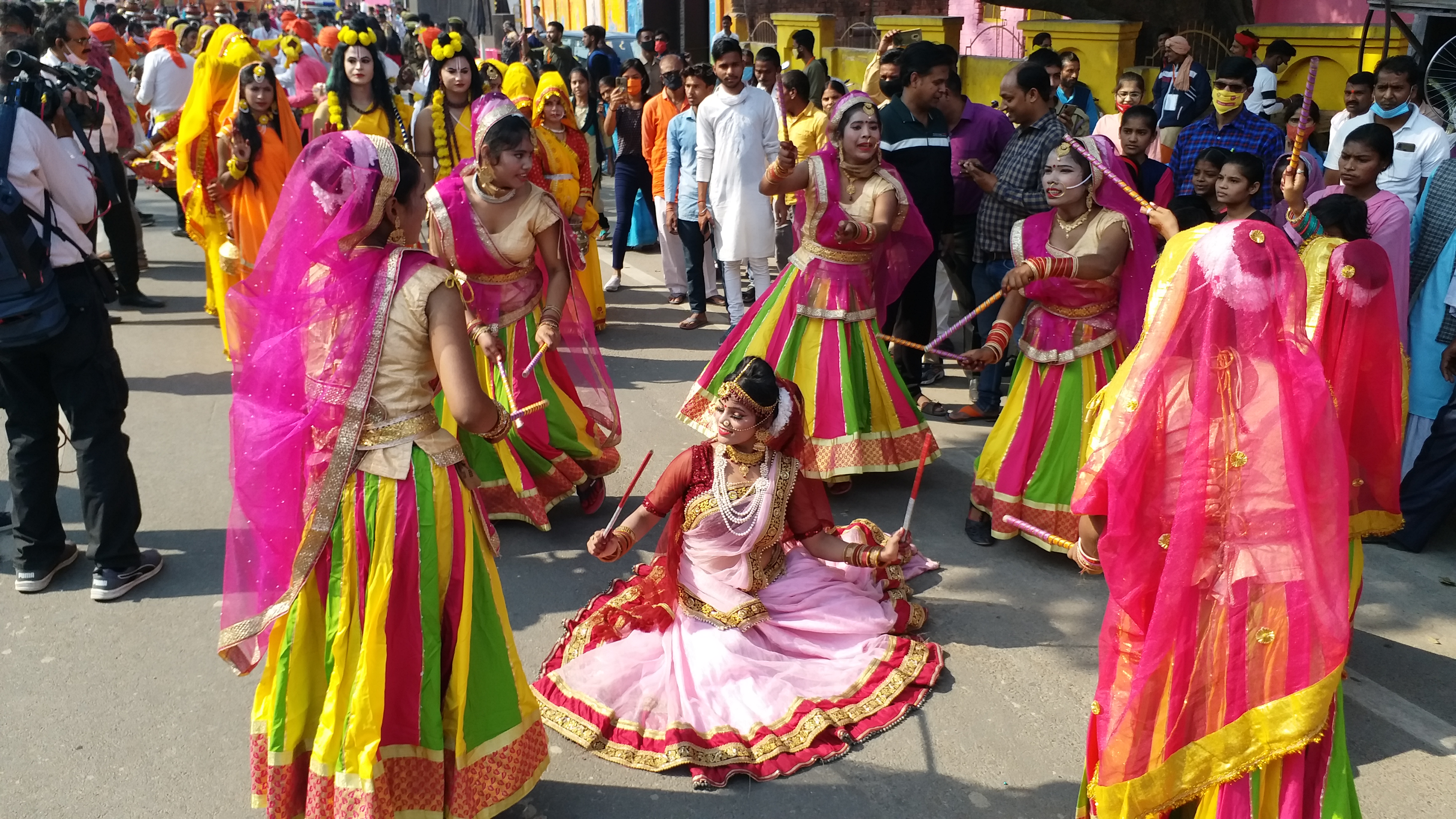 शोभायात्रा में कलाकारों की प्रस्तुति.