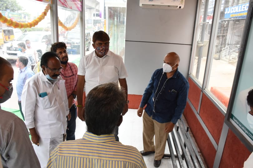 mayor bonthu rammohan started ac bus shelters in dilsukhnagar