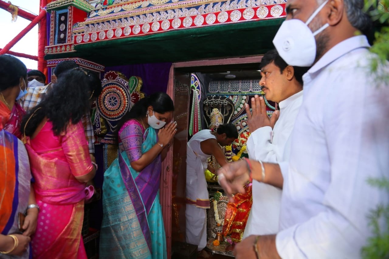 MLC Kavitha visiting the Bhagyalakshmi temple near oldcity, in hyderabad