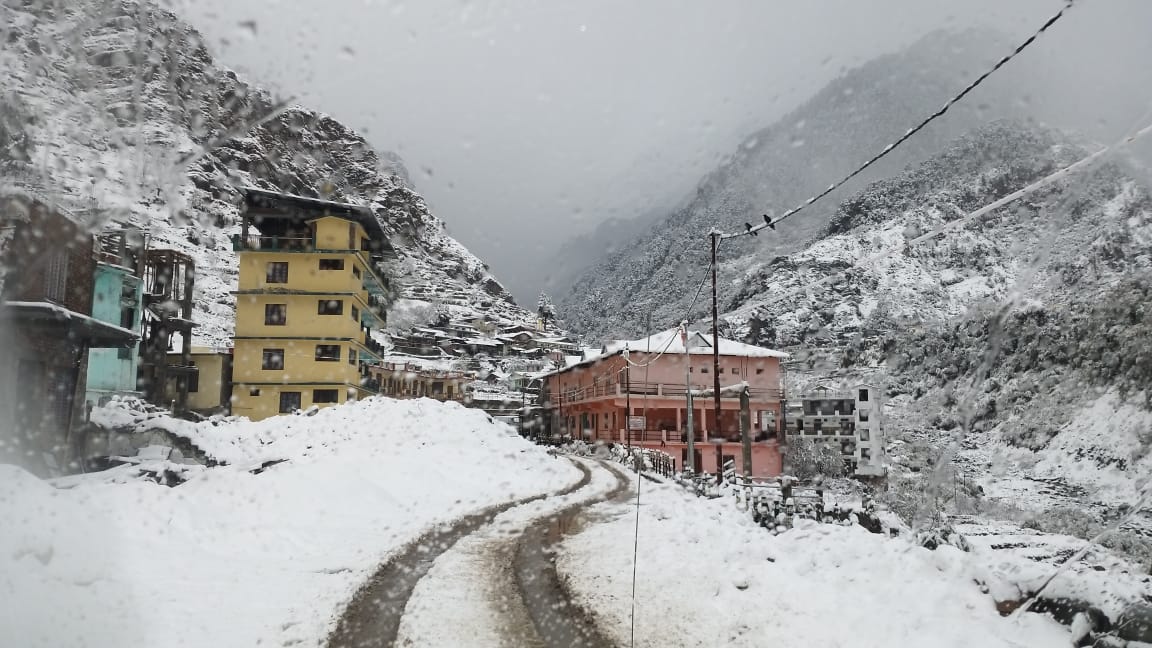 Heavy snowfall in Uttarakhand