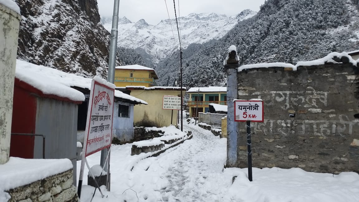 Heavy snowfall in Uttarakhand