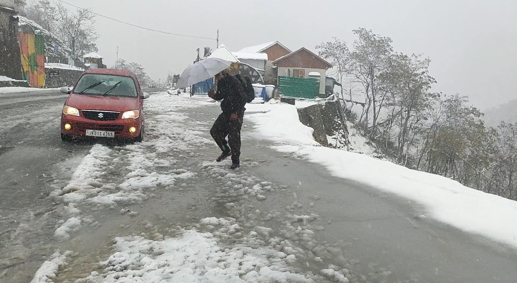 Jammu-Srinagar National Highway has been closed due to snowfall at Jawahar Tunnel area