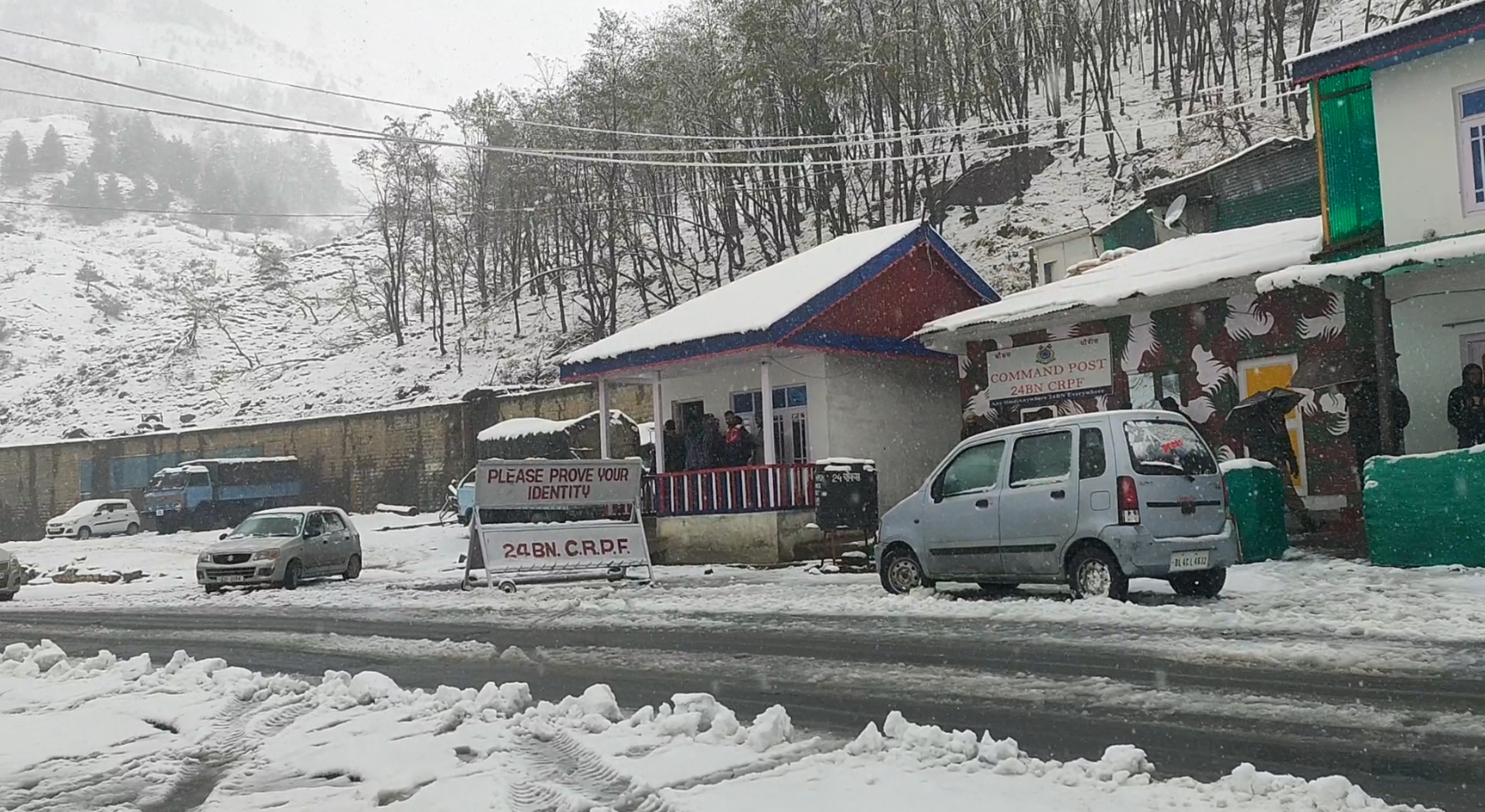 Jammu-Srinagar National Highway has been closed due to snowfall at Jawahar Tunnel area