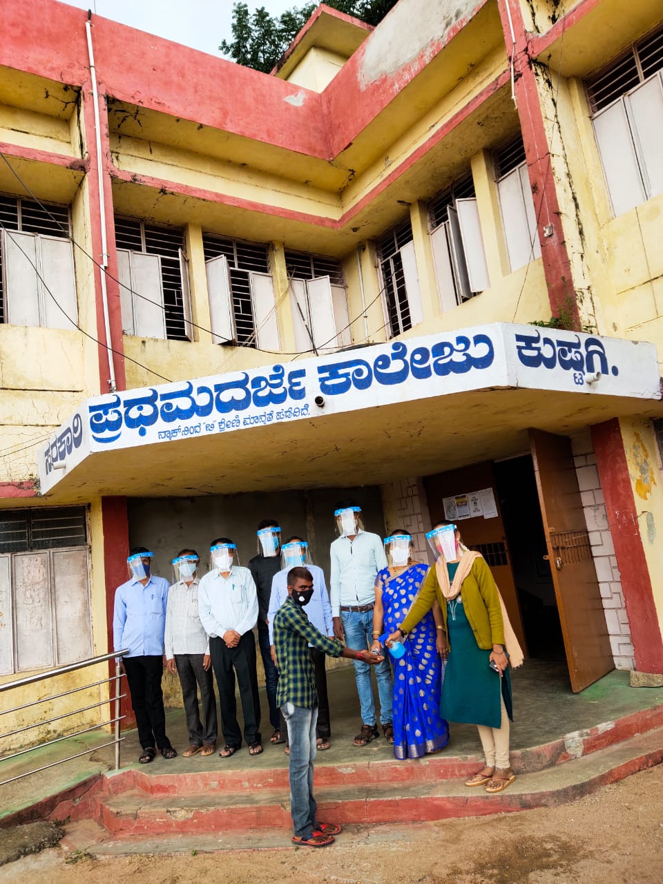 ಕೊರೊನಾ ಟೆಸ್ಟ್​ ಮಾಡಿಸಿಕೊಂಡು ಬಂದ ಓರ್ವ ವಿದ್ಯಾರ್ಥಿ