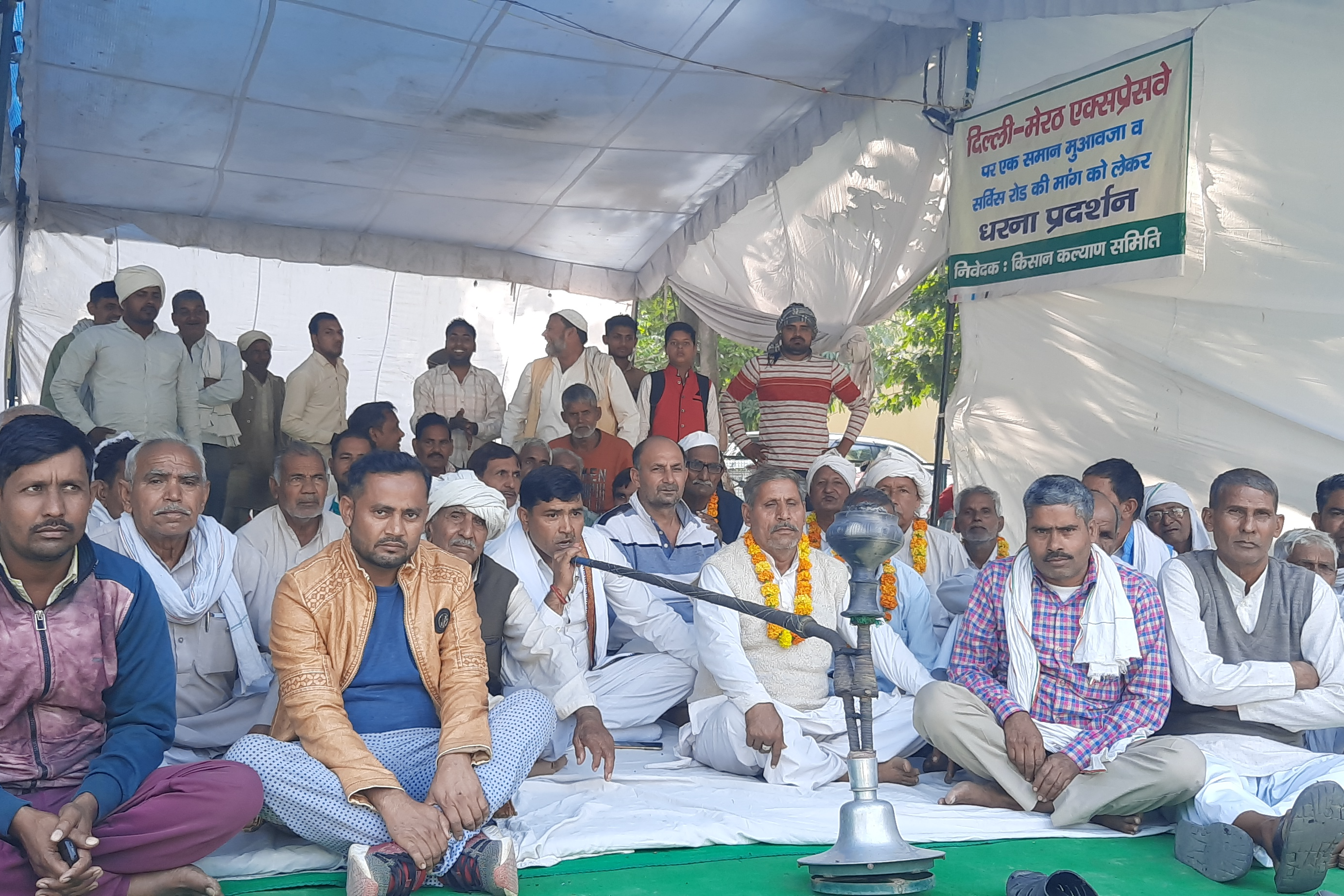 Farmers picket on Delhi Meerut Expressway, lockout warning in Modinagar Tehsil campus