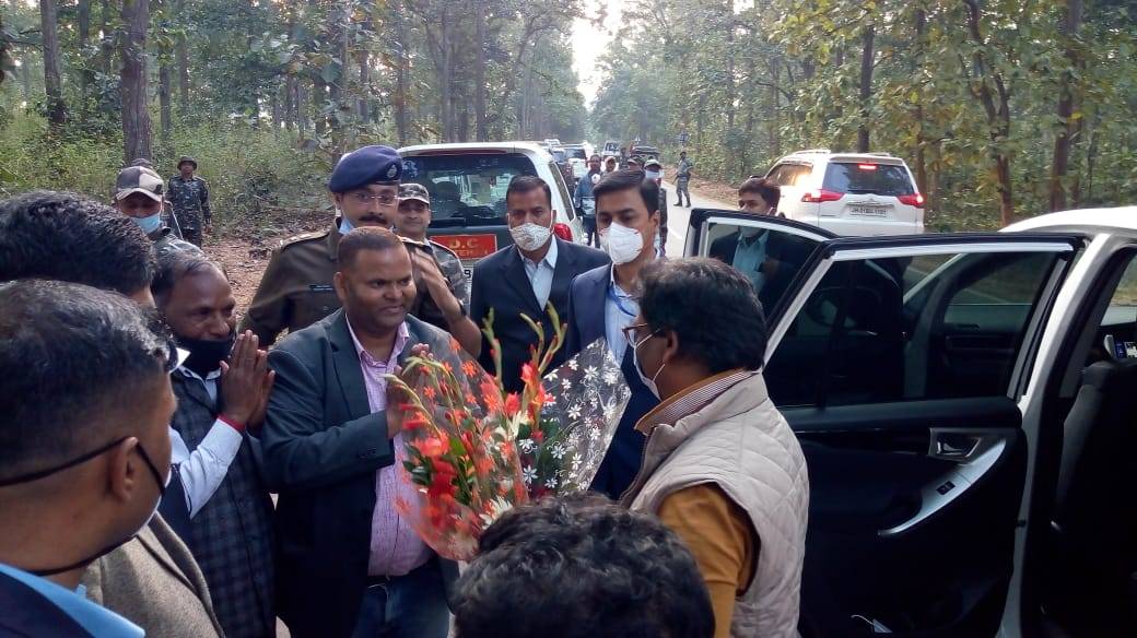 cm-hemant-arrives-with-family-in-latehar