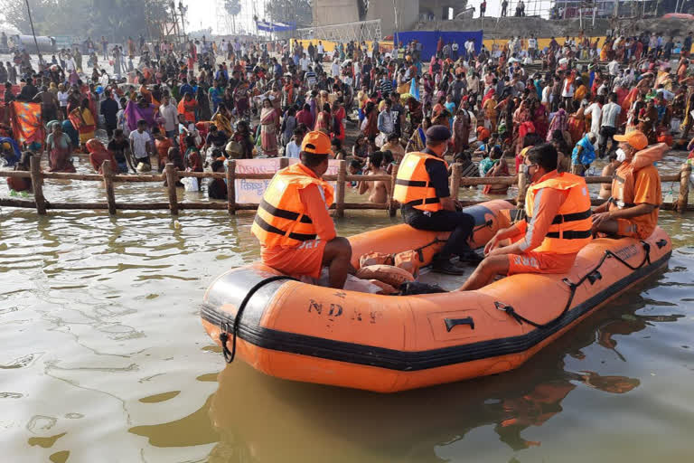 घाटों पर तैनात एनडीआरएफ की टीम