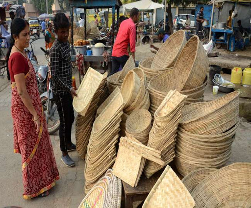 दउरा, सूप खरीदती महिलाएं