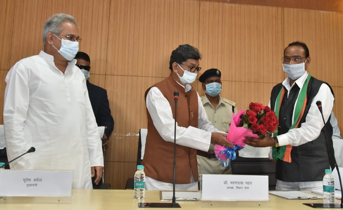 assembly-speaker-charandas-mahant-administered-oath-ceremony-marwahi-newly-elected-mla-dr-kk-dhruv