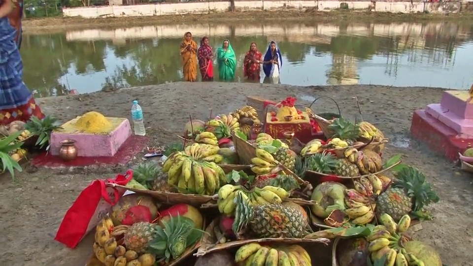 সূৰ্য দেৱতাক সেৱা জনাবলৈ নদী পাৰত সমবেত ভক্তপ্ৰাণ ৰাইজ