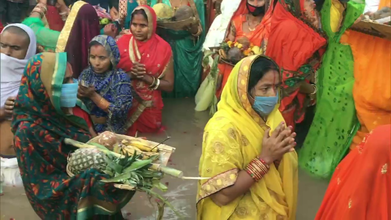 Chhath Puja concludes with prayers to the rising sun