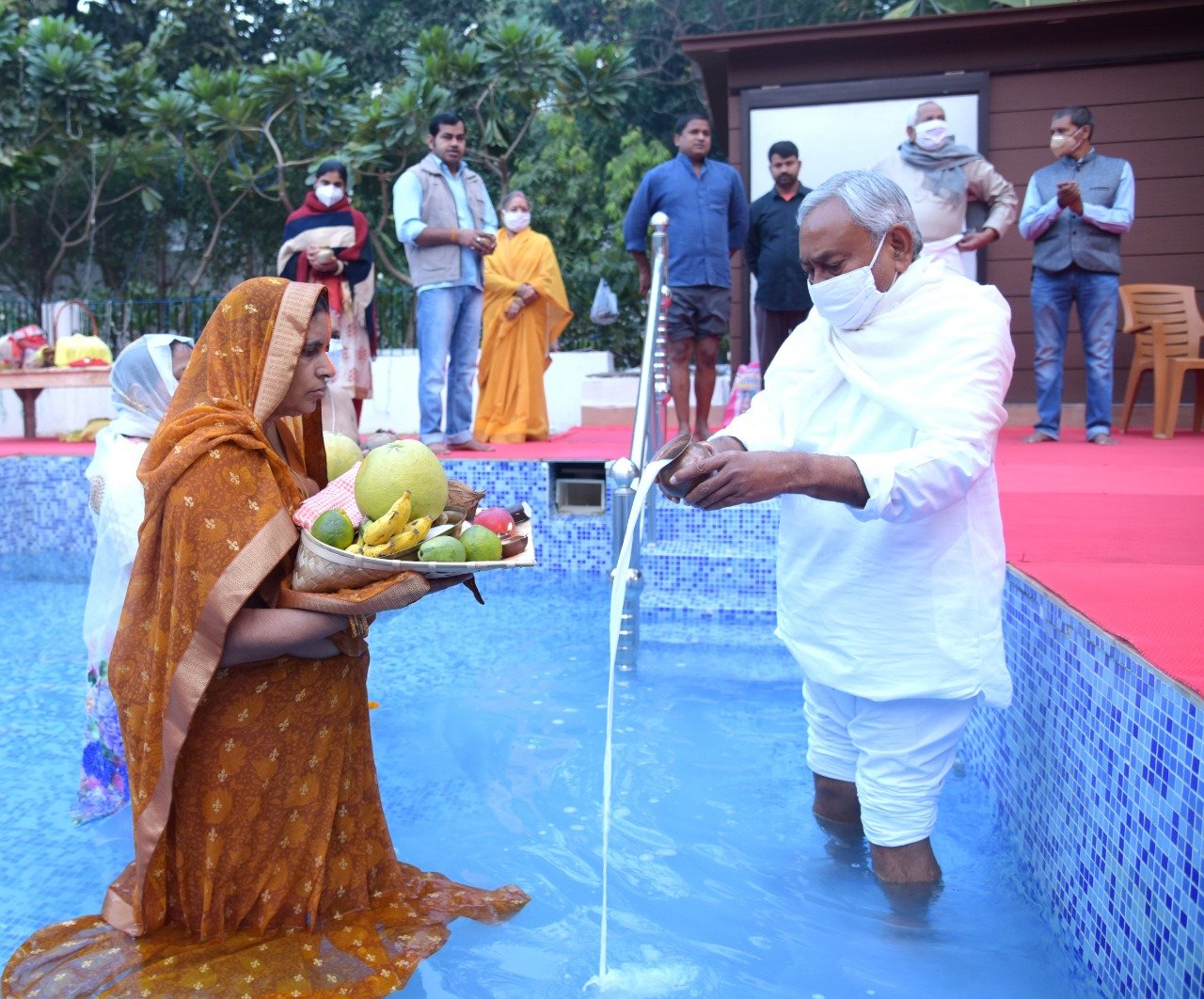 Chhath Puja concludes with prayers to the rising sun