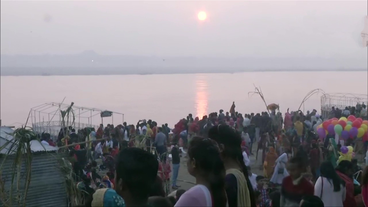 Chhath Puja concludes with prayers to the rising sun