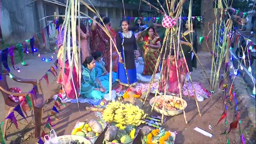 Chhath Puja concludes with prayers to the rising sun