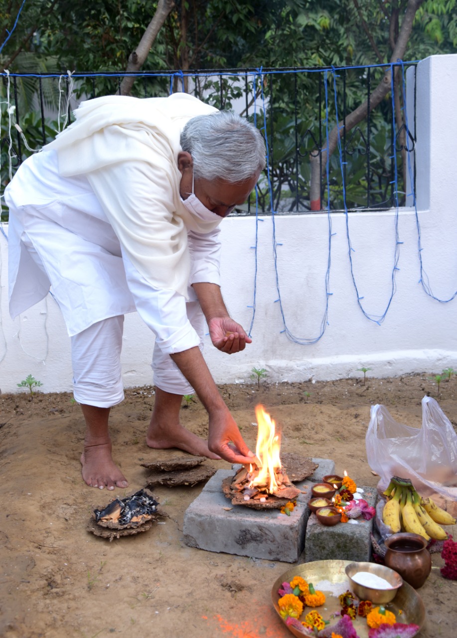 मुख्यमंत्री नीतीश कुमार छठ पूजा में शामिल हुए