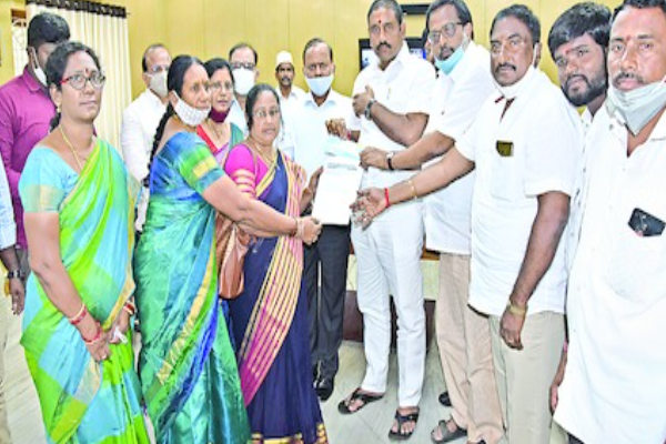 collector Hari Jawaharlal handed over the Registered Marketing Society documents to the fishermen's associations to market their fishery