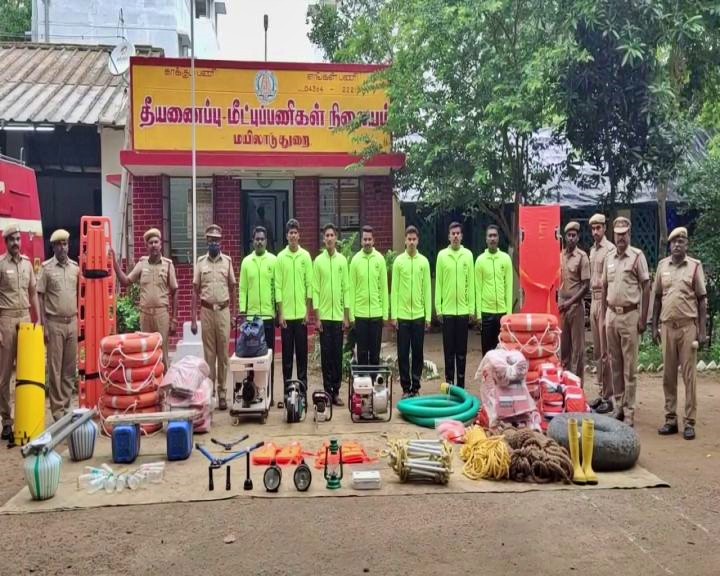 பேரிடர் மீட்புக் குழுவினர்