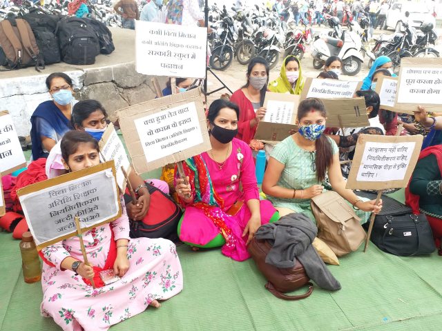 Vidya Mitanin Sangh sitting on strike