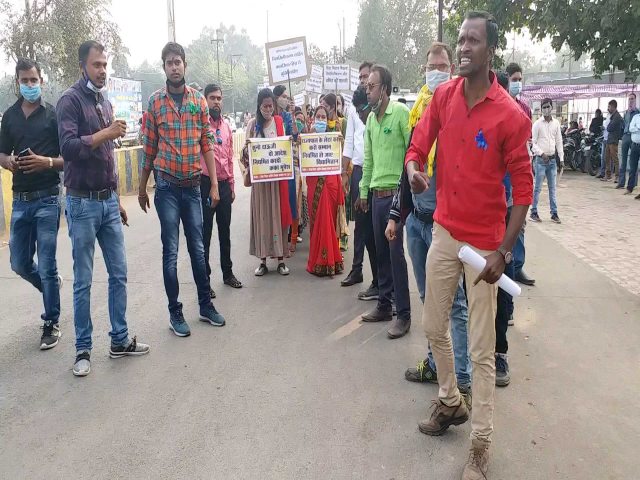 Vidya Mitanin Sangh sitting on strike