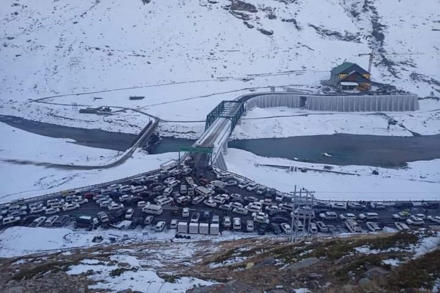 manali-leh highway closed due to snowfall